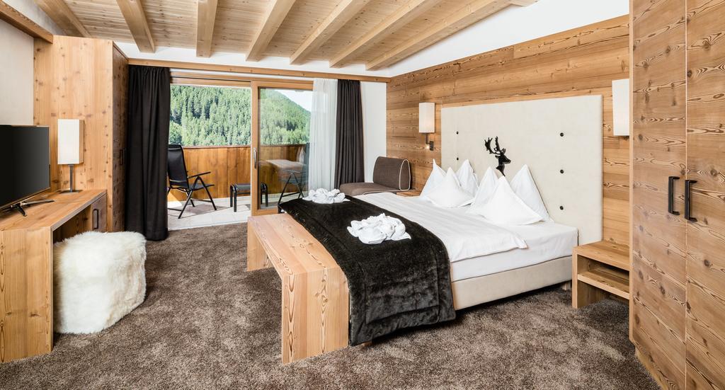 Hotel Dorfer Alpine&Charming Selva di Val Gardena Ruang foto